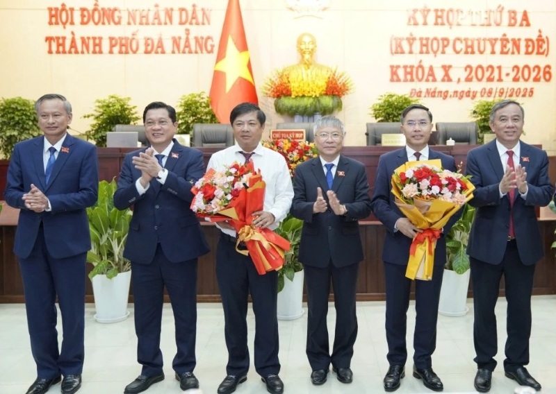 Lanh dao thanh pho Da Nang tang hoa chuc mung tan Chu tich UBND TP Pham Duc An (thu 2 tu phai sang) va tan Bi thu Thanh uy Luong Nguyen Minh Triet (ao trang). Anh: Truong An