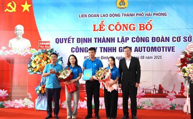 Lẽ became a member of the Trade Union of GPN Automotive Company Limited. Photo: Mai Dung