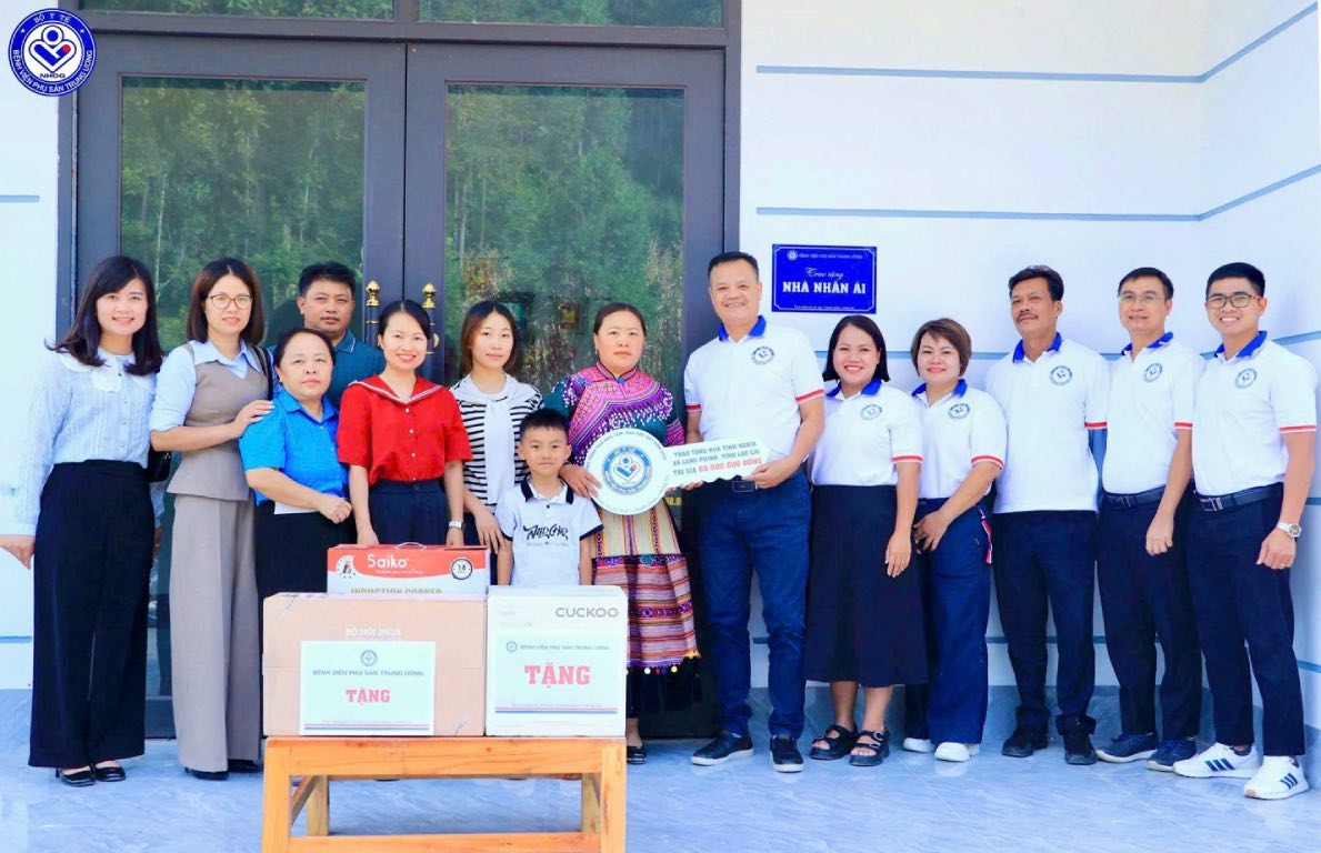 La famille de la fonctionnaire de sante Cu Thi Ly est emue de recevoir la remise d'une nouvelle maison du programme. Photo : Nguyen Thi Nhung