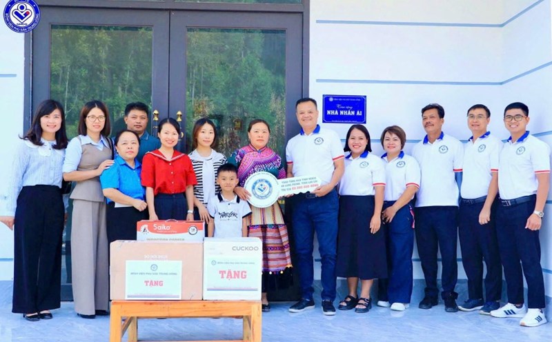 The family of medical officer Cu Thi Ly was moved when receiving the handover of the new house from the program. Photo: Nguyen Thi Nhung