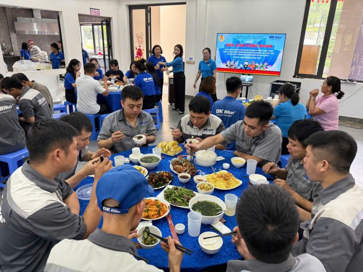Repas syndicale a DK Viet Nhat Electric Co., Ltd. Photo: Khanh Linh