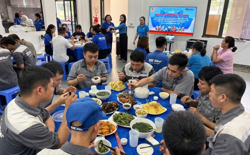 Union meal at DK Viet Nhat Electric Vehicle Company Limited. Photo: Khanh Linh