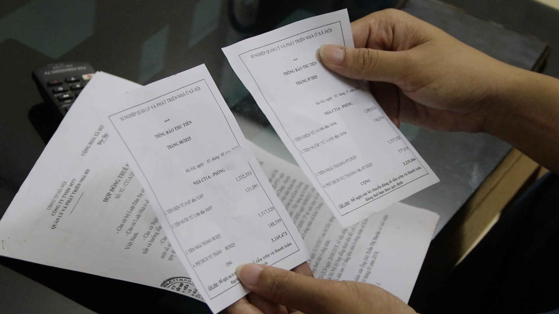 Nhieu nguoi dan buc xuc ve phieu thong bao thu tien dien, nuoc cua Xi nghiep quan ly va phat trien nha o xa hoi. Anh: Nguyen Linh