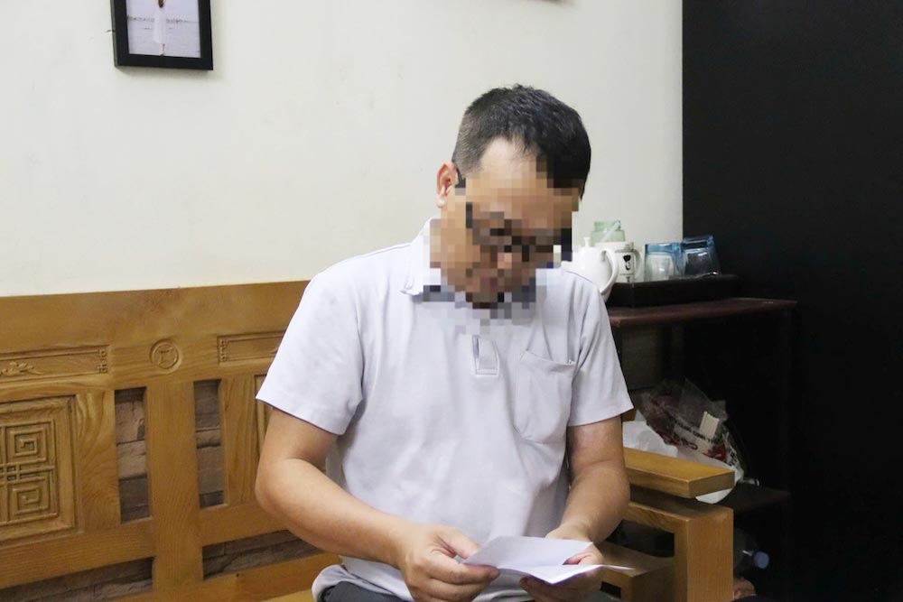 Les residents des zones residentielles et les ouvriers sont indignes par le fait que les coupons de facture d'electricite et d'eau ne montrent pas le niveau de consommation. Photo : Nguyen Linh