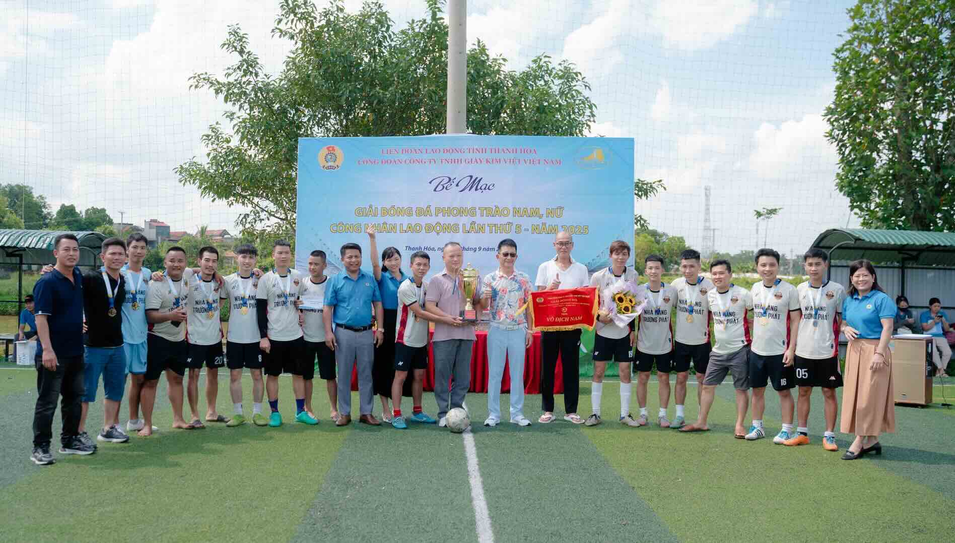 Le tournoi de football pour les ouvriers a officiellement cloture. Photo : Tien Long An Media