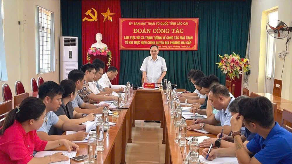 Doan cong tac cua Uy ban MTTQ tinh lam viec voi xa Trinh Tuong ve cong tac mat tran