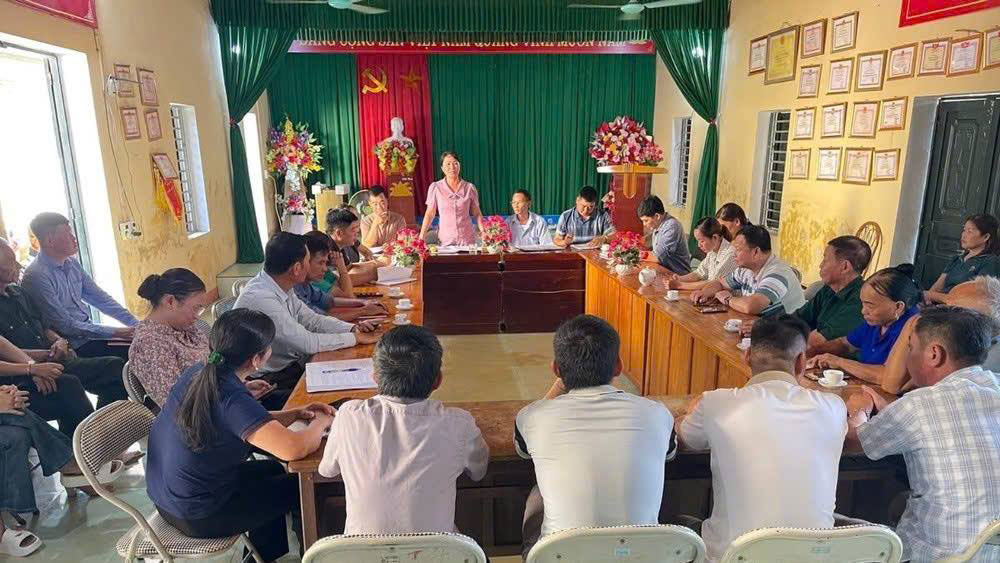 Lanh dao Uy ban MTTQ xa Quy Mong trao doi, thao luan, nam tinh hinh nhan dan tai cac thon