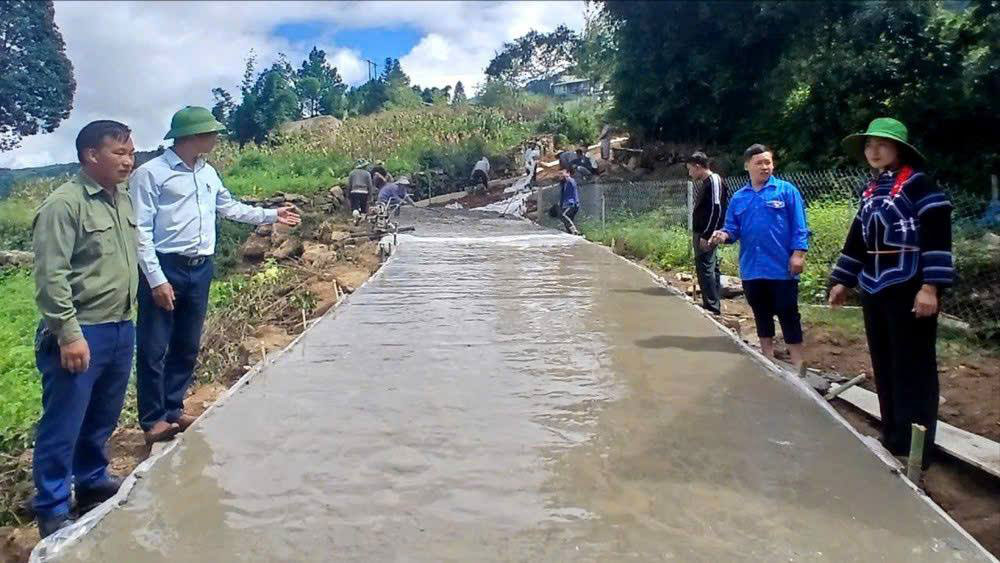 La gente de las tierras altas unen fuerzas para construir carreteras rurales. Foto: MTTQ Vietnam provincia de Lao Cai