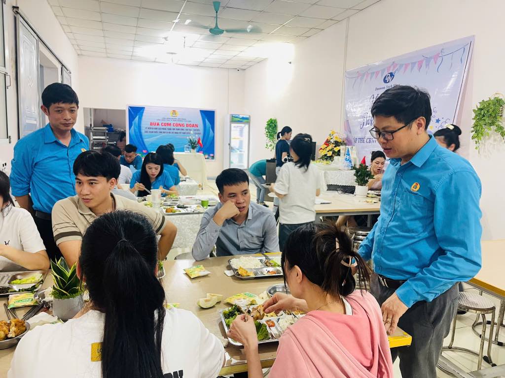 M. Ngo Quyet Thang - President du syndicat du quartier de Tien Phong rend visite aux membres du syndicat et aux travailleurs lors du programme du dîner syndical. Photo : Bich Lien