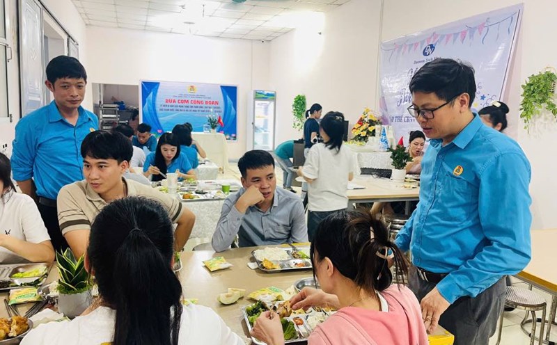 Mr. Ngo Quyet Thang - Chairman of Tien Phong Ward Trade Union visited union members and workers at the union meal program. Photo: Bich Lien
