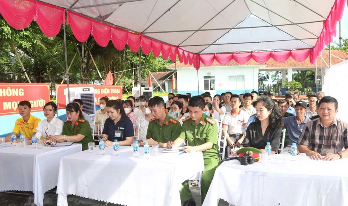 Ouvriers et travailleurs lors de la seance de sensibilisation. Photo : Police provinciale de Hung Yen