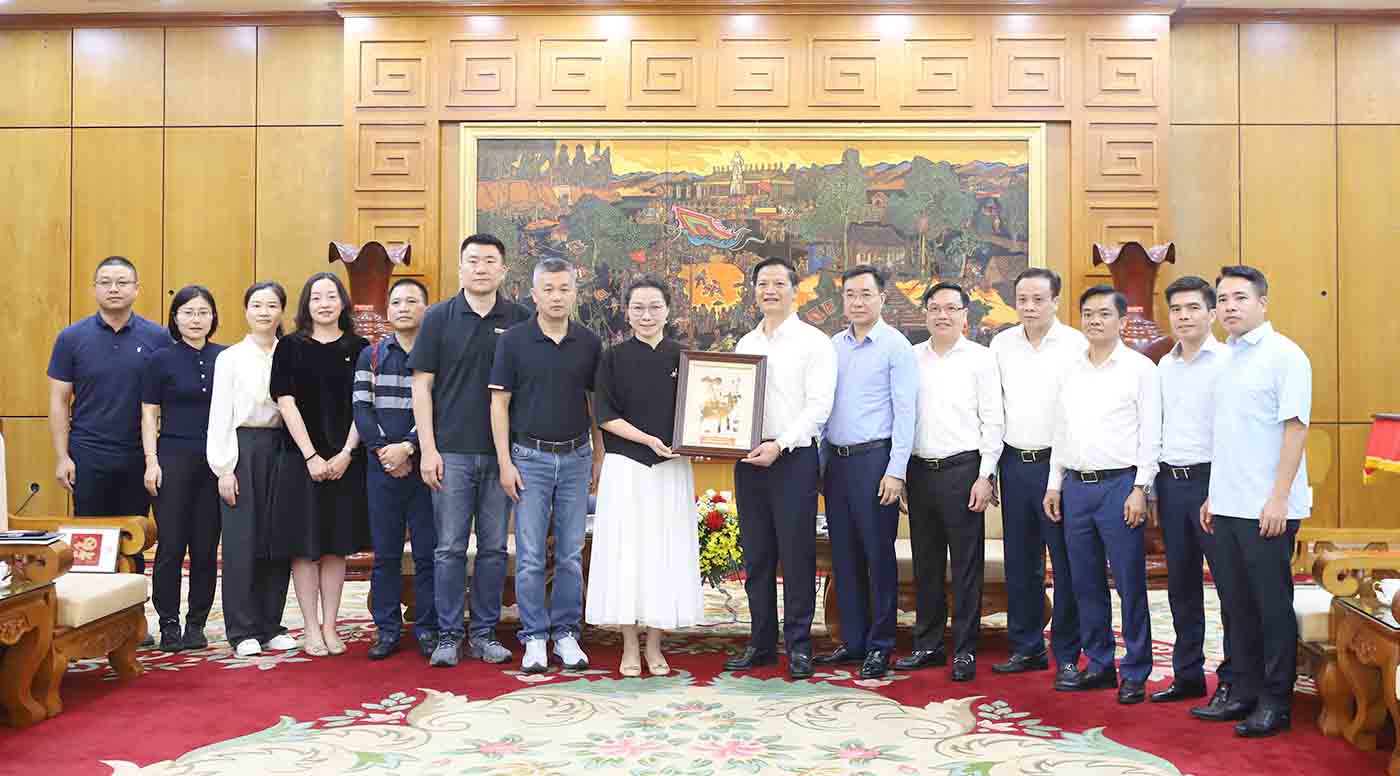 Chu tich UBND tinh Bac Ninh Vuong Quoc Tuan va lanh dao so, nganh, don vi tang tranh dan gian Dong Ho cho Doan doanh nghiep Trung Quoc. Anh: Nguyen Mien