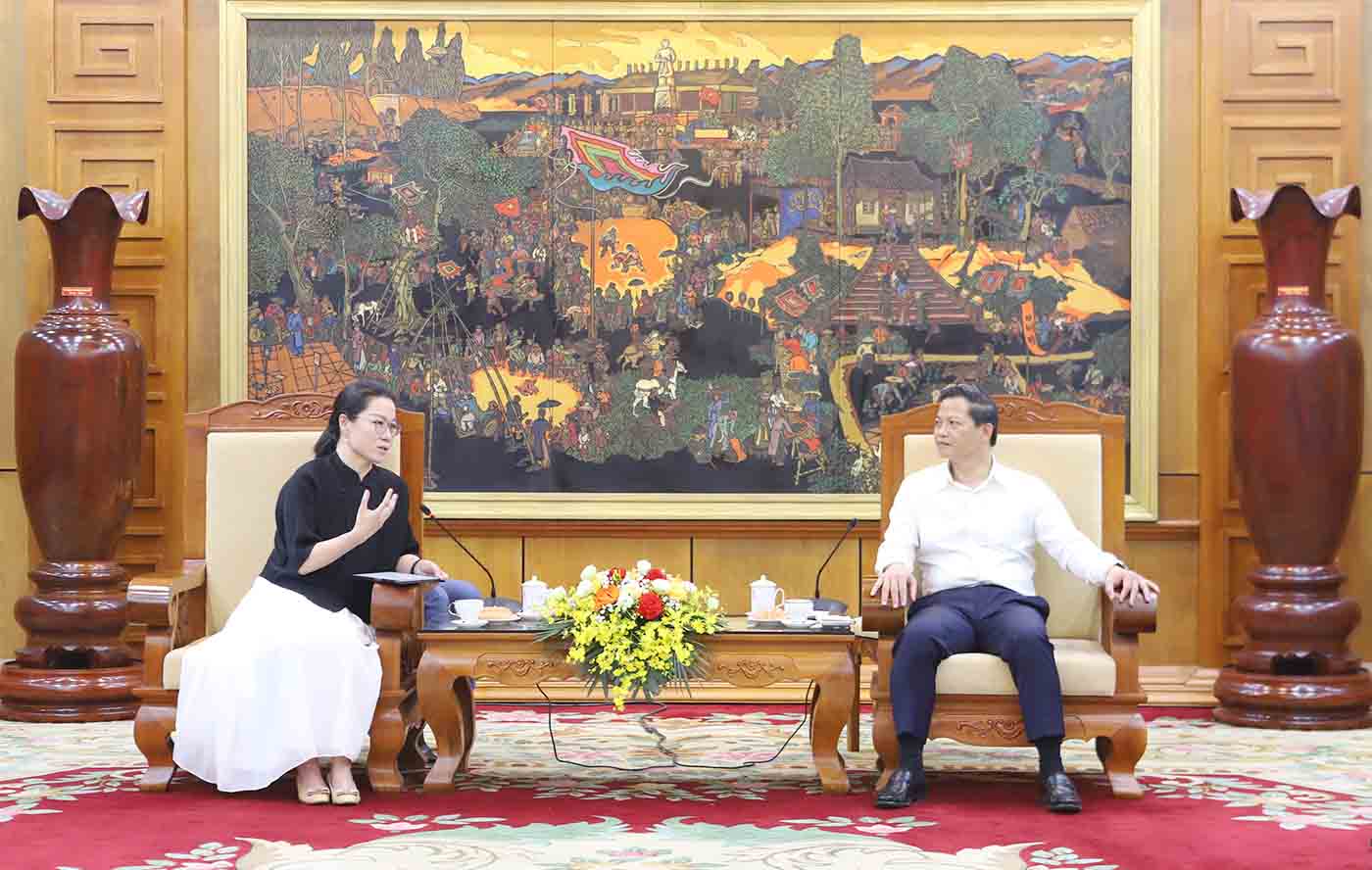 President du comite populaire de la province de BAC Ninh, du royaume de Tuan et Mme Shilei, president de SUMEC Machinery & Electric Co., Ltd., discute lors de la reunion. Photo: nguyen mien