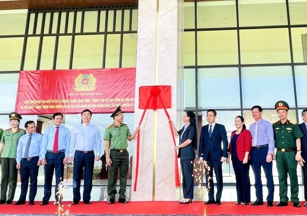 Gan bien Cong trinh chao mung Dai hoi dai bieu Dang bo tinh Quang Ngai lan thu I, nhiem ky 2025 - 2030. Anh: Vo Ngoc Hung