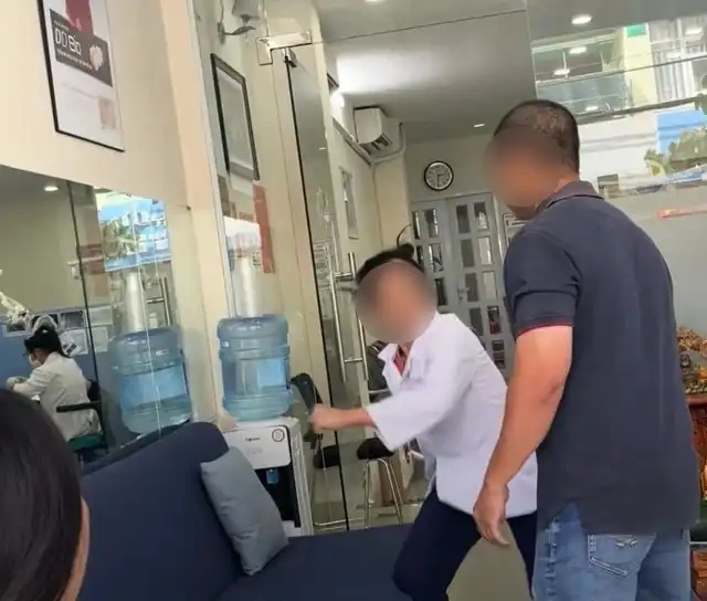 Image in the video of the patient accusing the dentist of assaulting a customer. Photo: Taken from video provided by the people
