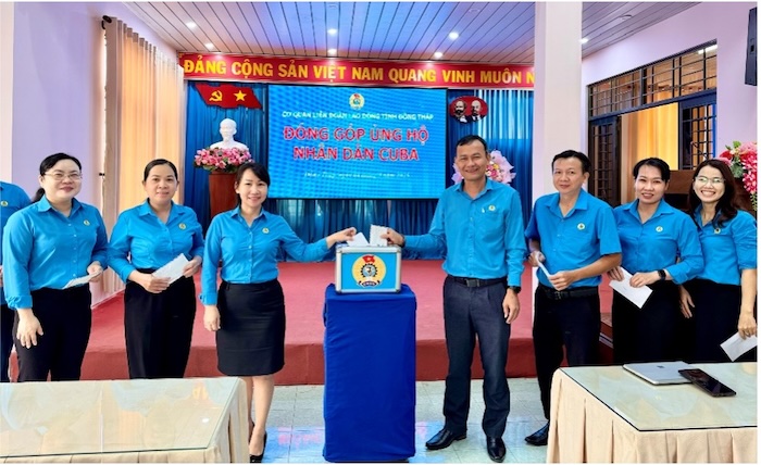 Can bo, cong chuc co quan LDLD tinh Dong Thap tham gia dong gop ung ho nhan dan Caba. Anh: Duc Trung