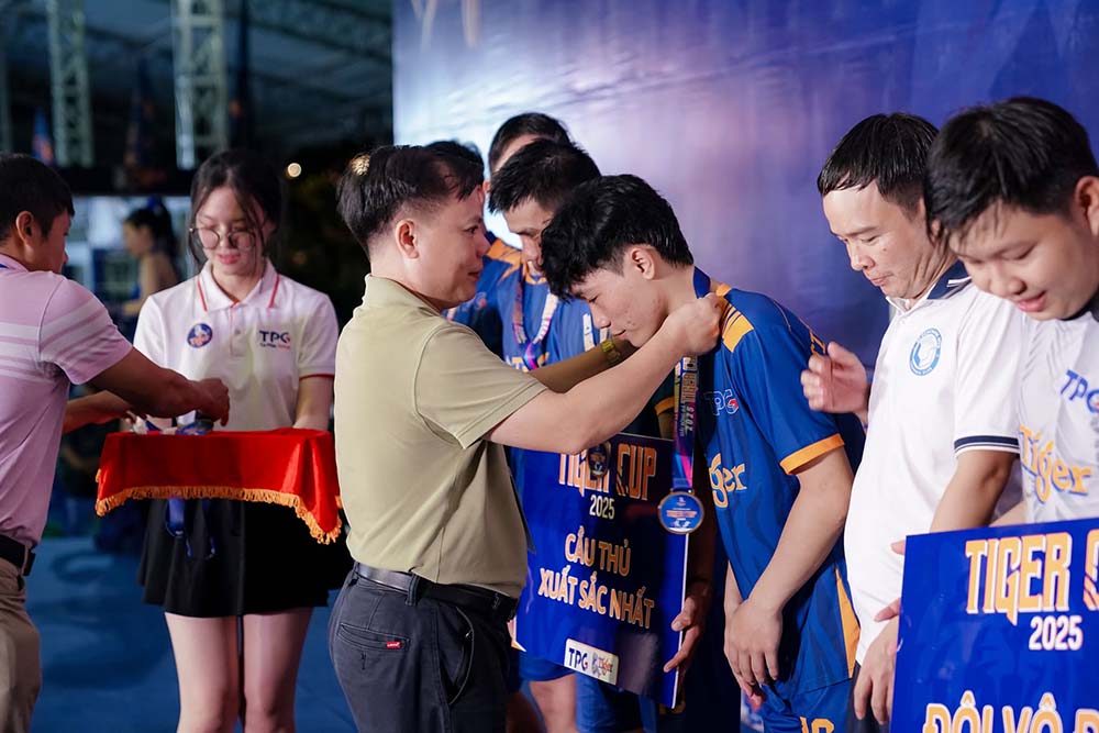 Trao giai cho cac cac doi dat thanh tich. Anh: Thanh Vu