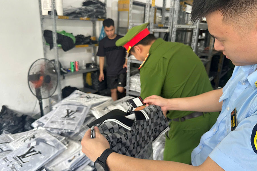 Les forces QLTT inspectent les marchandises dans les etablissements commerciaux. Photo : Departement QLTT de Hanoï