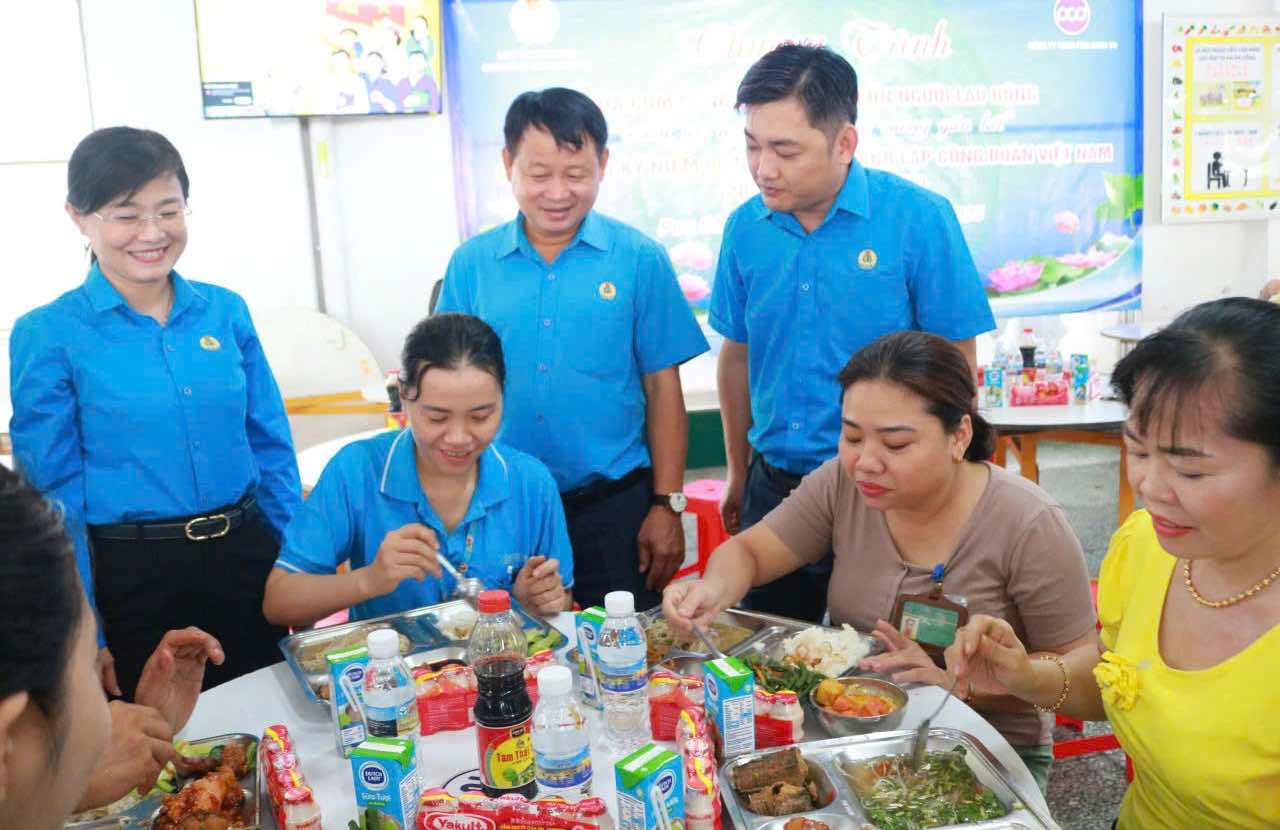 Les dirigeants de la Federation du travail de la province de Dong Nai rendent visite et assistent au repas du syndicat avec les membres du syndicat et les travailleurs de Pou Chen Vietnam Co. Ltd. Photo fournie par le syndicat