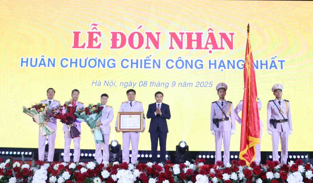 Bo truong Nguyen Van Thang thua uy quyen trao Huan chuong Chien cong hang Nhat tang Cuc Hai quan. Anh: Quang Hung.