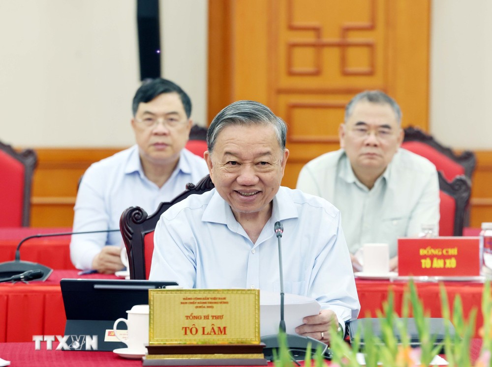 Tong Bi thu To Lam chu tri cuoc lam viec cua Bo Chinh tri voi Ban Thuong vu Dang uy Cong an Trung uong. Anh: TTXVN