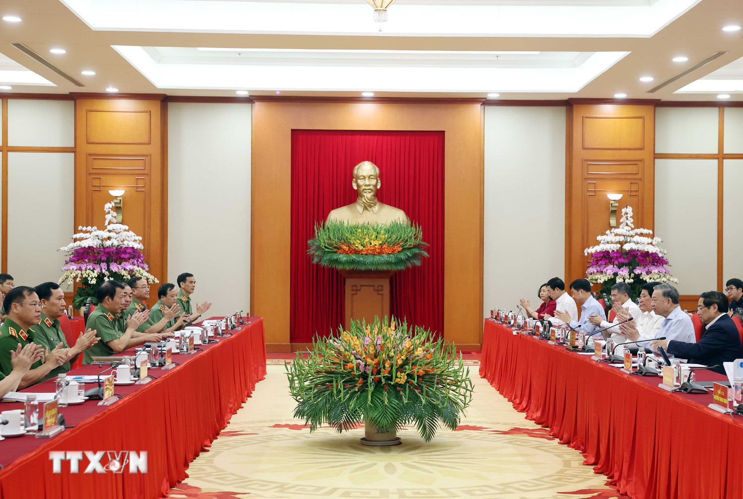Tong Bi thu To Lam chu tri cuoc lam viec cua Bo Chinh tri voi Ban Thuong vu Dang uy Cong an Trung uong. Anh: TTXVN