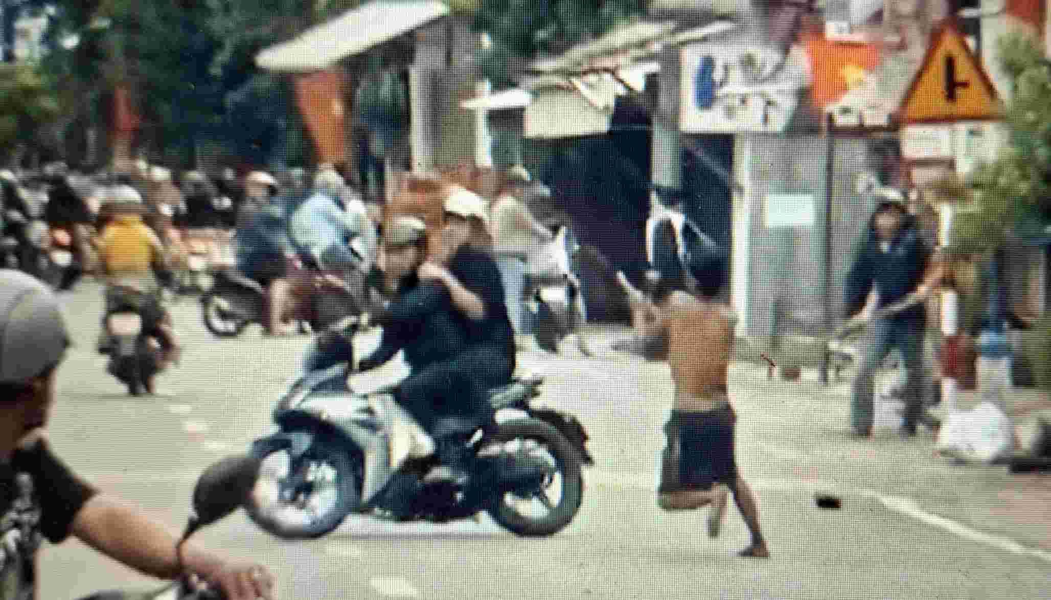 Pham Tuan (without a shirt) chased and slashed many people while traveling on Provincial Road 623B, through Nghia Giang Commune, Quang Ngai Province: Photo: Cut from a clip of people