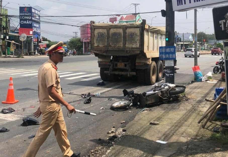 Carreteras laterales muchas motocicletas en la interseccion con columnas de señalizacion. Foto: Proporcionada por el lector