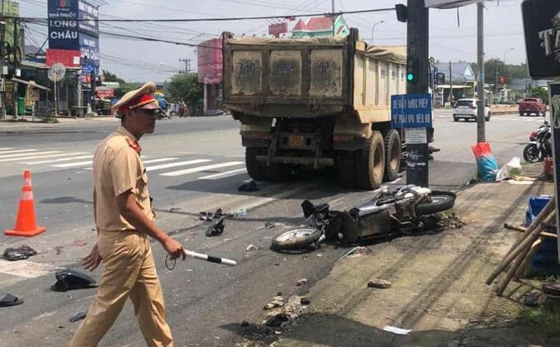Dump trucks reverse many motorbikes at intersections with traffic lights. Photo: Provided by readers