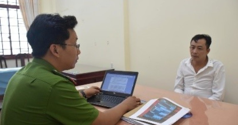 Đối tượng môi giới mại dâm Nguyễn Đức Duy tại cơ quan Công an. Ảnh: Công an cung cấp. 