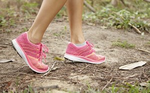 Tăng cường khả năng đi bộ với 4 bài tập sức mạnh đơn giản tại nhà