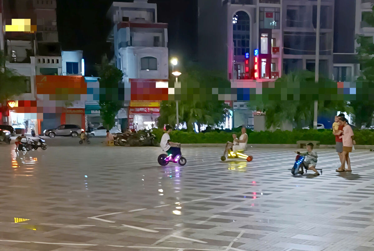 Nhốn nháo dịch vụ xe điện ở vườn hoa Tam Kì, Hải Phòng. Ảnh: Mai Dung