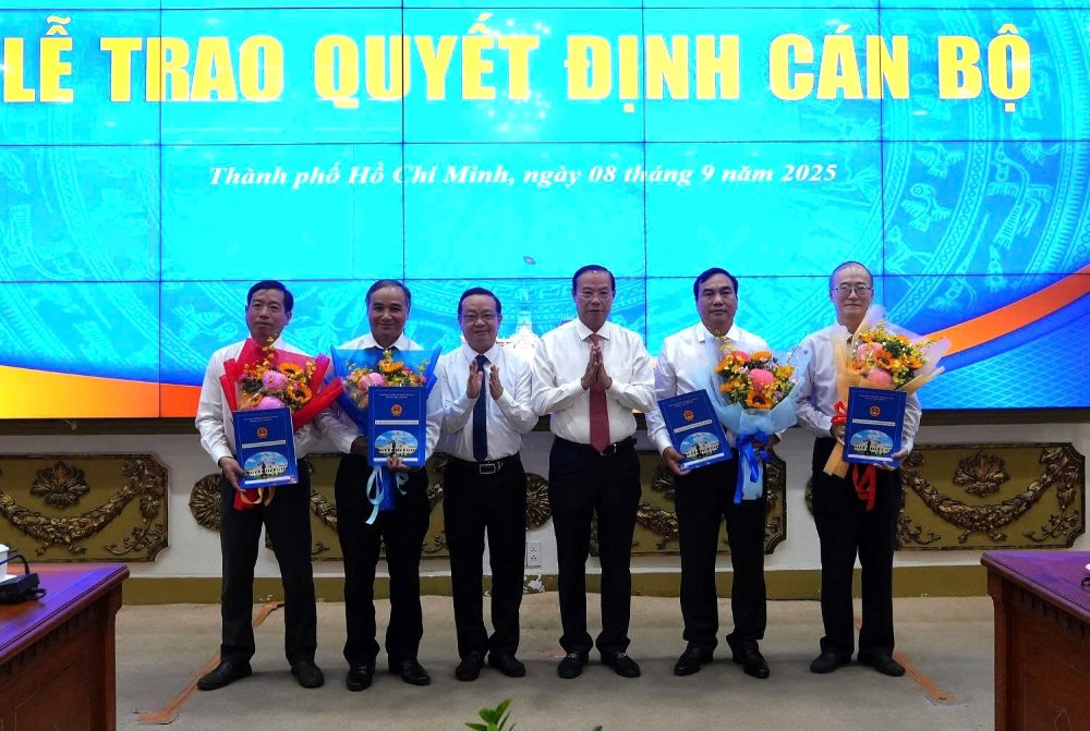 Pho Chu tich Thuong truc UBND TPHCM Nguyen Van Tho, Pho Chu tich UBND TPHCM Bui Minh Thanh trao quyet dinh bo nhiem Truong ban va 3 Pho Truong ban Ban Quan ly Khu Nong nghiep Cong nghe cao TPHCM. Anh: Cong thong tin dien tu TPHCM