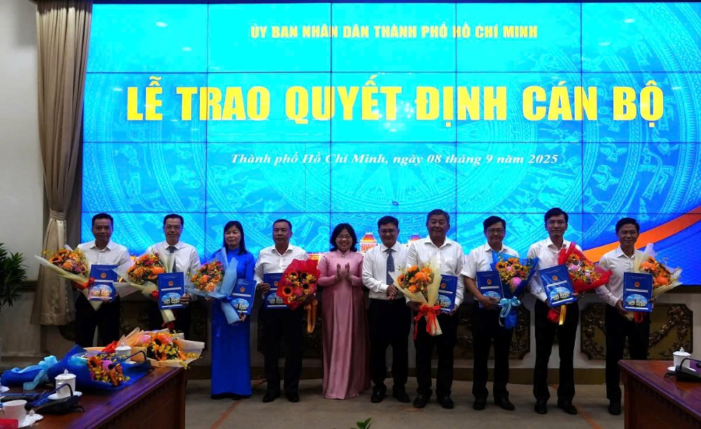 Cac lanh dao o TPHCM duoc trao quyet dinh nghi huu truoc tuoi. Anh: Cong thong tin dien tu TPHCM