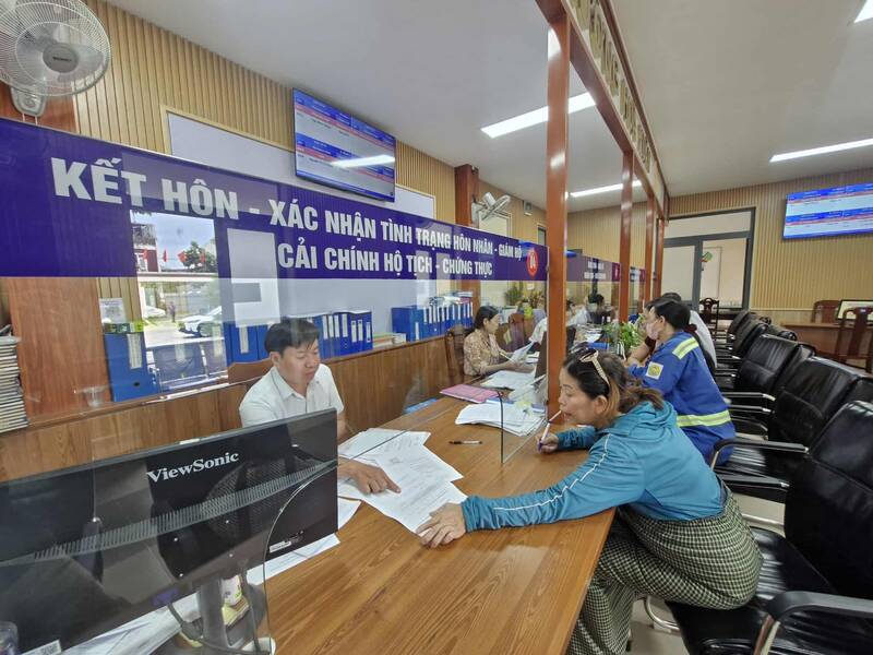 Les habitants effectuant les procedures liees a la fiducie et a la justice dans le quartier de Hoa Xuan (ville de Da Nang). Photo : Thu Giang