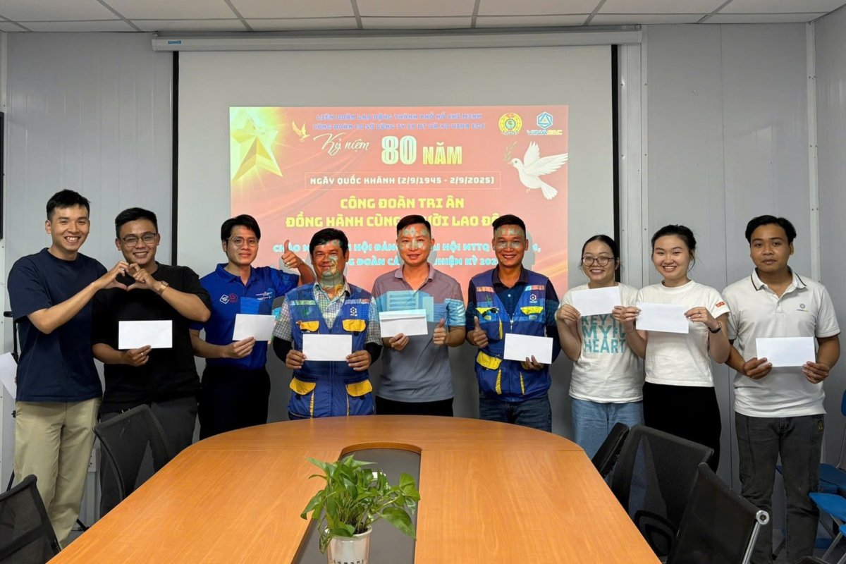 Les membres du syndicat et les travailleurs reçoivent des cadeaux et des encouragements du syndicat de base de Vina E&C. Photo : CDCS Vina E&C