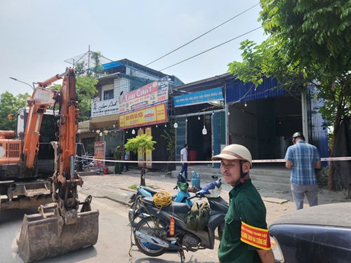 Phường Thanh Liệt ra quân dẹp nhà quây tôn trái phép trên đất nông nghiệp. Ảnh: Minh Hạnh 