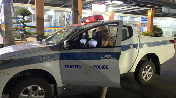 La policia de trafico de la provincia guia a la parturienta al hospital a tiempo. Foto: Le Sang