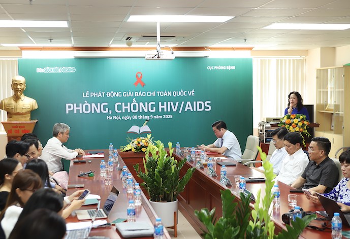 Ban to chuc mong muon moi tac pham khong chi ton vinh su cong hien ma con gop phan xoa bo ky thi, lan toa tinh than nhan van va trach nhiem cong dong. Anh: Bo Y te