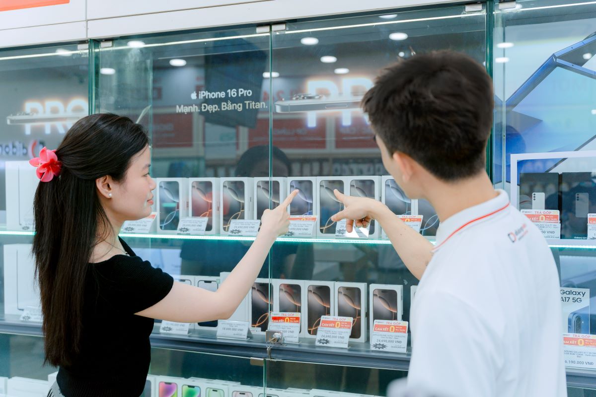 Apple's iPhone is the most popular smartphone in Vietnam as well as in the world. Photo: Loan Tran