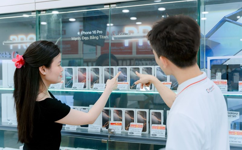 Apple's iPhone is the most popular smartphone in Vietnam as well as in the world. Photo: Loan Tran