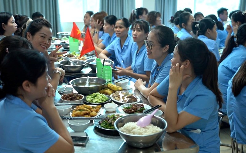 The Trade Union of 19.5 Company is both interested in developing union members and focusing on caring for union members and workers through practical activities such as Union Meals, giving gifts to support workers in difficulty... Photo: Quynh Chi