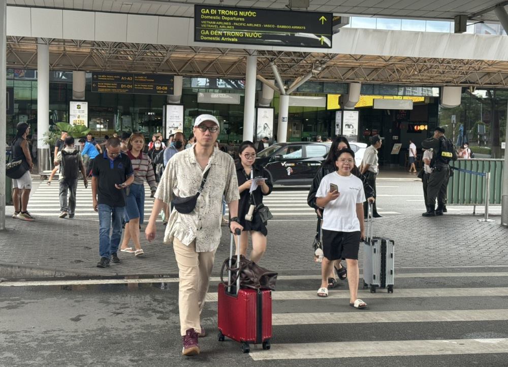 Domestic arrival at terminal T1 Tan Son Nhat Airport is bustling with passengers returning to Ho Chi Minh City after the September 2 holiday. Photo: Anh Tu
