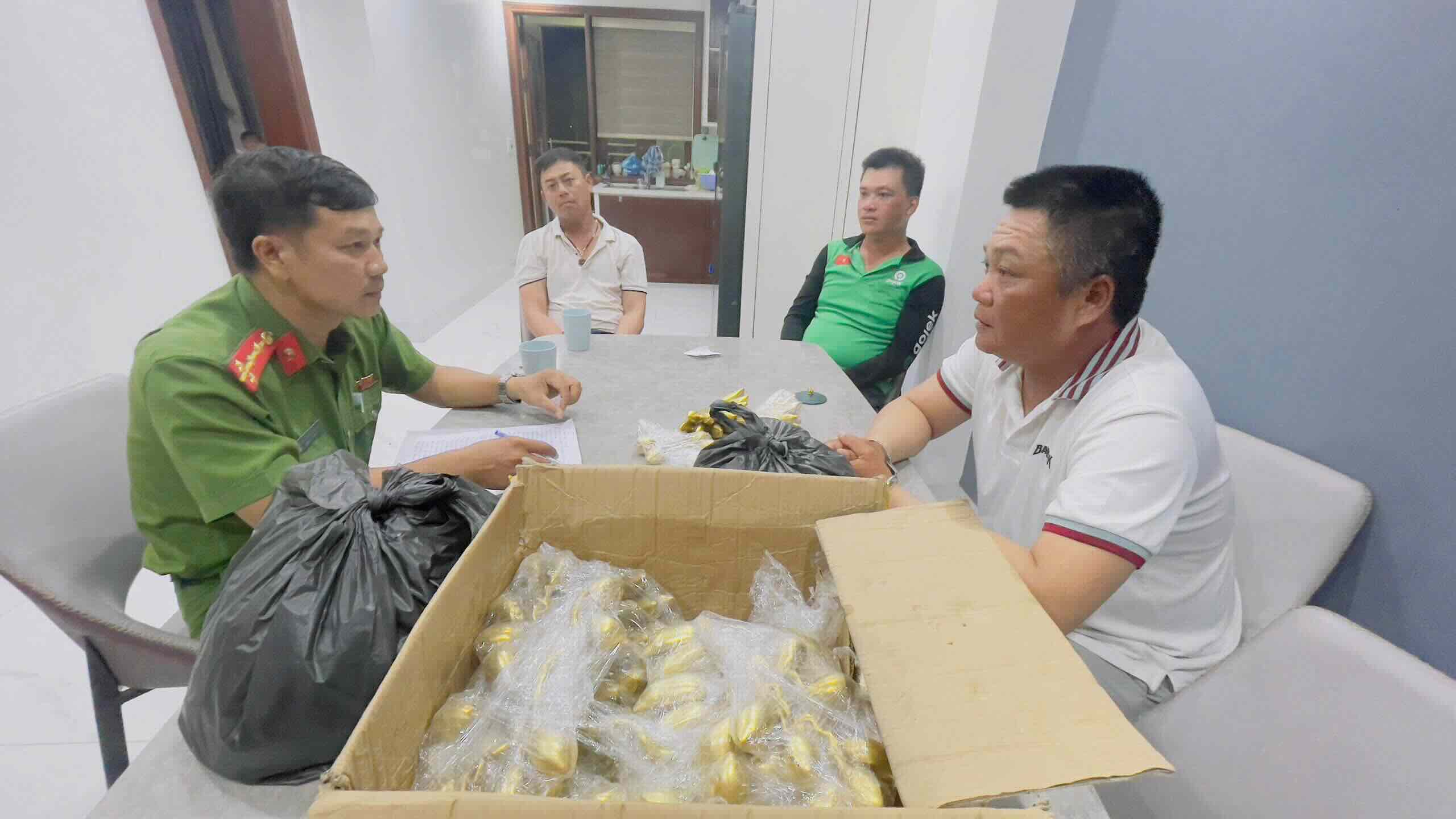 Các đối tượng lừa đảo cùng tang vật. Ảnh: Hồng Nhung.