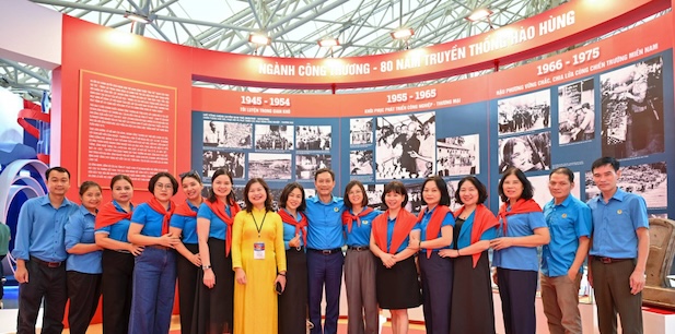 La delegation du Syndicat vietnamien de l'industrie et du commerce visite l'exposition des realisations du pays. Photo : Thao Nga