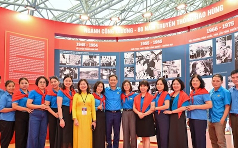 The delegation of the Vietnam Trade Union of Industry and Trade visited the National Achievements Exhibition. Photo: Thao Nga