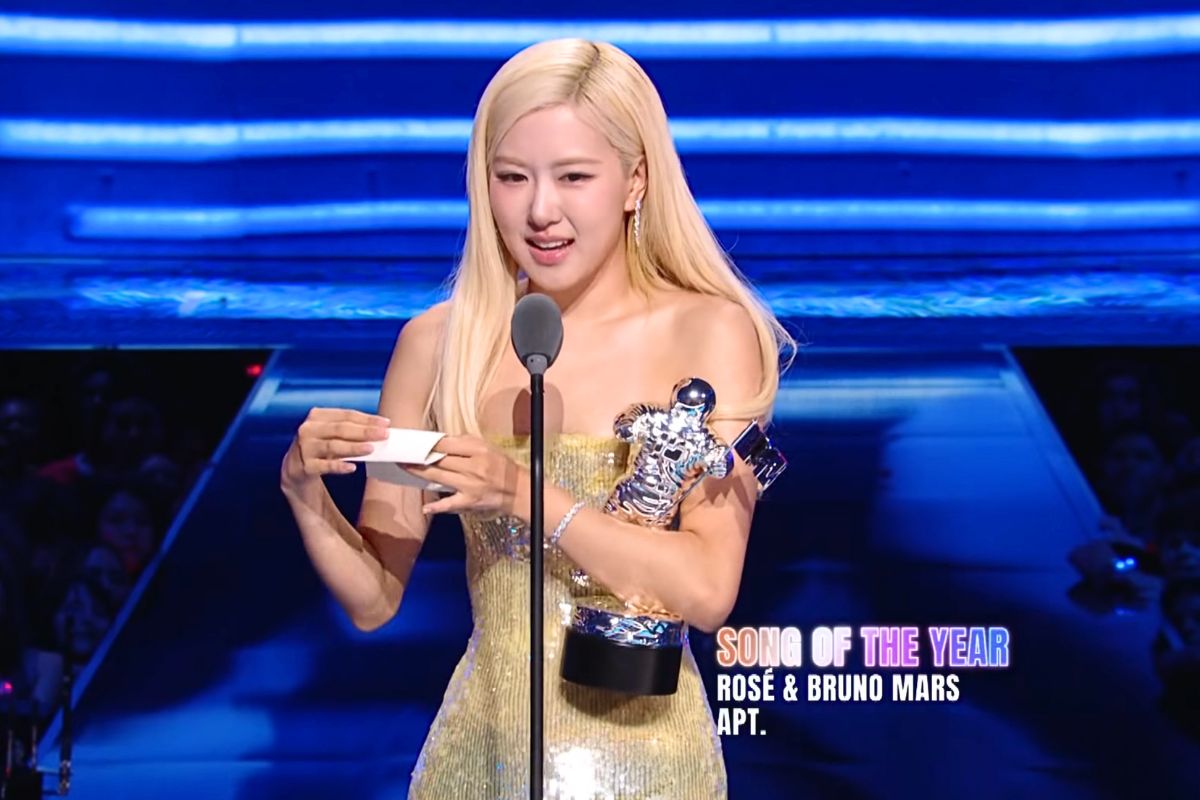 ロゼ(Blackpink)は、MTV VMAs 2025で年間ベストソング賞を受賞して感動しました。写真:ビデオカット