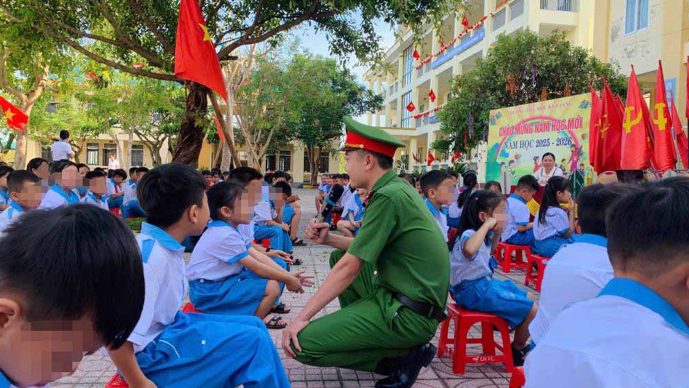 Propagating life skills to primary school students in Ha Tinh. Photo: Ha Tinh Police.