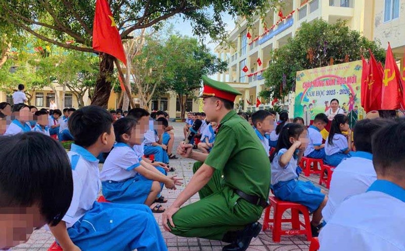 Propagating life skills to primary school students in Ha Tinh. Photo: Ha Tinh Police.