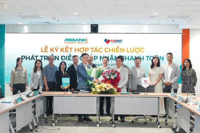 ABBANK va VNPAY ky vong mang den he sinh thai thanh toan linh hoat, tiet kiem chi phi va phu hop voi thuc tien van hanh cua cac doanh nghiep Viet Nam hien nay. Anh ABBANK